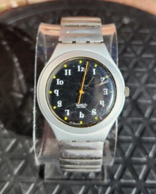 Swatch Irony 铝制 1995 年 YGS1004 疯狂字母表 32 毫米黑色/银色手表 很好!! — 第 1/4 张图片