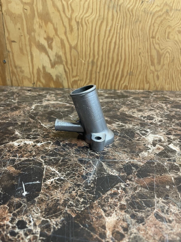 原始设备制造商 70-74 日产 Datsun 240Z 260Z 进水颈部外壳 13049-P0300 — 第 1/4 张图片