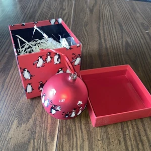 Vera Bradley 2017 Weihnachten Glas Ornament rot mit Pinguinen Box enthalten - Bild 1 von 10