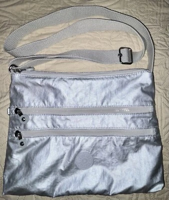 Сумка через плечо KIPLING живая легкая на двойной молнии сверху металлик серебристая HB6122 - Изображение 1 из 4