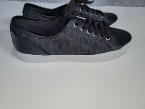 Michael kors allie wrap zapatillas deportivas negras zapatos deportivos  michael kors allie gamuza negra y cuero metalizado deportivo entrenador  colou, michael kors zapatos para bebés, blanco, zapato al aire libre png 