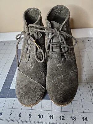 Toms Suede Wedge Lace Up Ankle Booties Shoes Women’s Size 8.5 Olive Green - Image 1 of 4