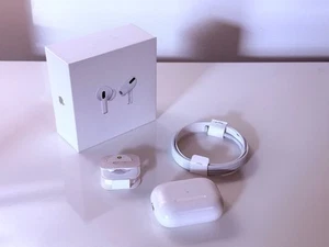 Apple AirPods Pro 1st Generation 2022 Bluetooth Earbud Headphones - Photo 1 sur 7