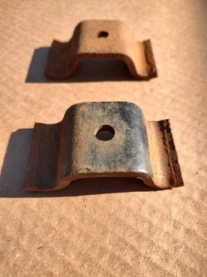 PAR DE 1955 1956 1957 1958 1959 Chevy Truck GMC resortes delanteros pernos en U espaciadores  Foto 1 de 4