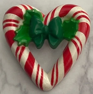 Vintage Hallmark  Christmas Candy Cane Wreath Heart 1987 Brooch Pin Hal-4 - Picture 1 of 5