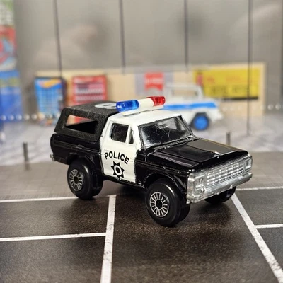 Zylmex Zee Toys Pacesetters P369 Ford Bronco 4x4 Police SUV blanco y negro 1970 Foto 1 de 4