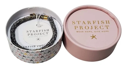 Brazalete de resina chapado en oro 14k Starfish Project con hematita elástico gris/negro Foto 1 de 4