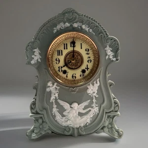 Antike "Cameo No 8351" Wedgewood Porzellan Uhr von Gilbert - Bild 1 von 9