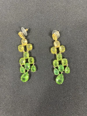 Brincos BCBG-MaxAzria lustre verde cristal franja borla boêmio - Imagem 1 de 2