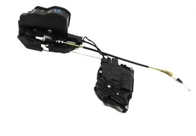 BMW 740i 750i 760i 2011-2015 (F01) PESTILLO DE CERRADURA DE PUERTA TRASERA LADO DERECHO (CIERRE SUAVE) Foto 1 de 4