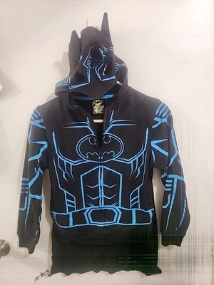 DC Comics Batman Niños Negro/Azul Desmontable Capa Máscara Sudadera con Capucha Talla S Usado en Excelente Condición Foto 1 de 2