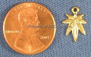 Dijes de hojas de marihuana chapados en oro 4975 25 piezas - Imagen 1 de 1