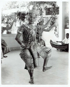 1958 Vintage Photo Barefoot Thailand Siamese Khon dancers perform ritual dance - Picture 1 of 2