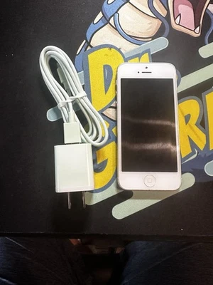 Apple iPhone 5 16GB White/Silver AT&T - Image 1 of 4