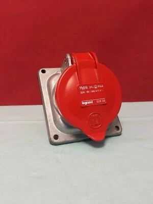 LEGRAND 52933 Hypra 3P+T IP44 - 32A - 6h-380-415V - Image 1 of 4