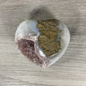 Piedra de roca de cristal púrpura geoda en forma de corazón de cuarzo cortada a mano - Imagen 1 de 8