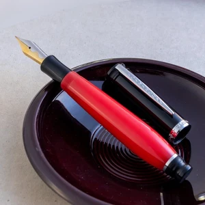 Pluma Estilográfica Lominchay Mini Qian 2008 Edición Limitada Roja Larga 18K Plumín - Imagen 1 de 9