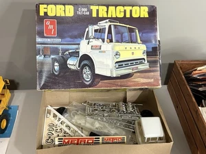 Vintage AMT Amt Model Kit T567 - Ford C-900 Tilt Cab Tractor - 1/25 Scale - Bild 1 von 20