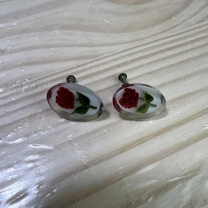 Pendientes vintage rosa roja tallada al revés Lucita tornillo trasero - Imagen 1 de 5