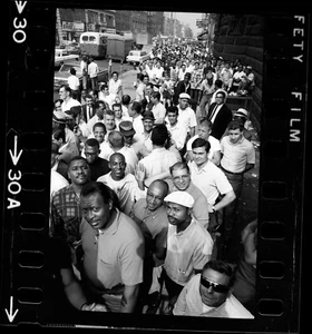 Foto negativa antigua de 35 mm 1966 14th St Long Shoremen Job Seeking Manhattan Nueva York A13 - Imagen 1 de 1