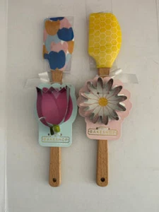The Bakeshop Spatula & Cookie Cutter Flowers Set of 2 Spatulas & 2 Cookie Cutter - Picture 1 of 3