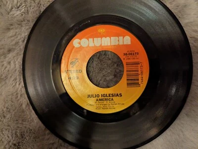 Julio Iglesias "Too Many Women" & "America" 45  Columbia Records & 1 More Free Foto 1 de 4