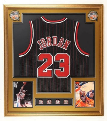 Expositor de camiseta Michael Jordan 32x36 personalizado enmarcado con (4) prendedores Chicago Bulls Foto 1 de 2