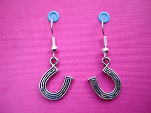 Bluebubble LUCKY HORSESHOE Pendientes de Plata Buena Suerte Dije De Colección Lindo Retro Reino Unido - Imagen 1 de 1