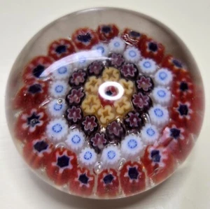 Millefiori Kunst Glas kleiner Briefbeschwerer 2” x 2” rot gelb weiß - Bild 1 von 3