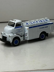 First Gear 1:34 Scale Diecast 1952 GMC Cabover Richfield Gasoline Delivery Truck - Picture 1 of 19