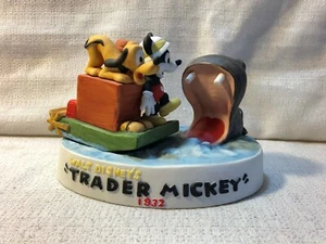 Statuina porcellana Walt Disney World cartoni animati classici commerciante Topolino Plutone  - Foto 1 di 4