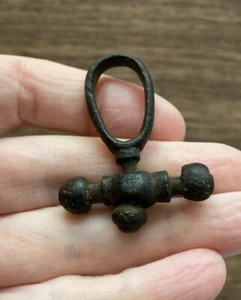 MEDIEVAL. 15TH CENTURY. BRASS PURSE BAR DATING TO THE 1400’S. - Foto 1 di 3