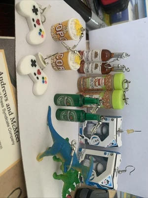 Lote de 7 Pendientes Miniatura de Comida/Bebida Novedad Dinosaurios, Palomitas Nintendo etc. Foto 1 de 4