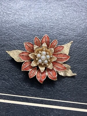 Broche de Navidad Flor Dorada Pin Esmalte Rojo Perla Centro 2”x1.5” Foto 1 de 4