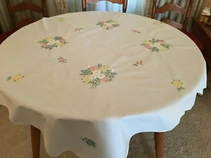 48" x 50" White tablecloth w/Embroidered flowers, cotton/poly blend excellent - Picture 1 of 5