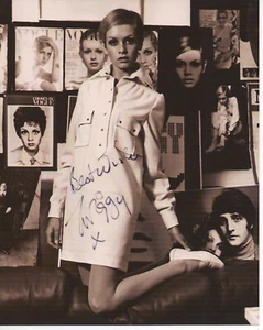TWIGGY LAWSON Signed 10x8 Photo 60s Fashion Icon & CATWALK MODEL COA - Picture 1 of 1