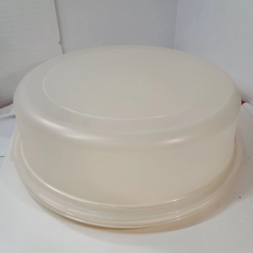 Vintage Rubbermaid Servin' Saver Cake Keeper Container Almond Round serving 0093 - Image 1 of 4