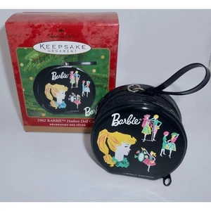 2000 Hallmark Miniatura Adorno de Navidad 1962 Barbie Hatbox Muñeca Estuche H78 - Imagen 1 de 6