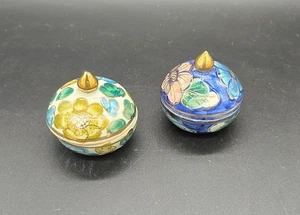 TWO DECORATIVE HAND-PAINTED PORCELAIN THAI TRINKET POTS WITH LIDS, FLORAL DESIGN - Picture 1 of 4