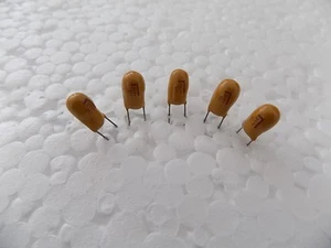 100 x New Kemet Radial Tantalum Bead Capacitors 33uF 25V  - Picture 1 of 3