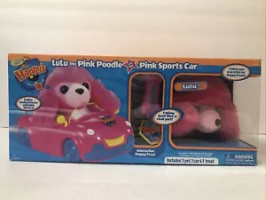 Peluche The Happy's LuLu Barboncino Rosa Auto Sportiva Trattamento Animale Zhu Giocattoli NUOVO - Foto 1 di 6