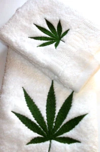 JUEGO DE 2 PIEZAS DISEÑO MARIHUANA BORDADO, COLOR BLANCO - Imagen 1 de 4
