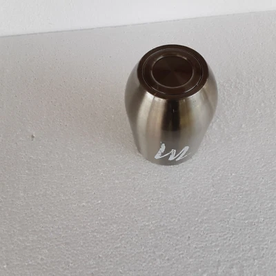 Copo de metal inoxidável isolado CUPI. Letra pintada M na lateral. 4,5 pol. de altura. - Imagem 1 de 4