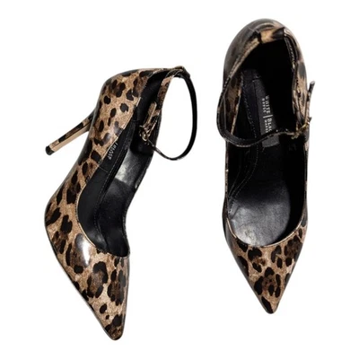Zapatos de tacón de aguja con correa en el tobillo charol de leopardo de Siena del mercado negro de la Casa Blanca talla 6 Foto 1 de 4