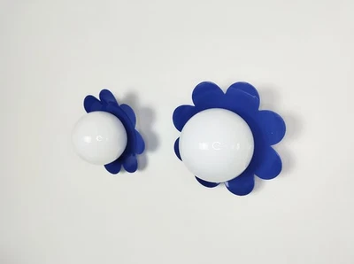 Par de lámparas de baño de los años 70: lámparas de flores escandinavas vintage, arte pop azul Foto 1 de 4