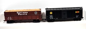 2 HO SP Southern Pacific Wood Chip Car & SP Lines Overnight Single Door Box Car - Picture 1 of 7