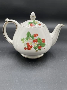 Tetera Sadler vintage hecha en Inglaterra con patrón de fresa y adornos dorados - Imagen 1 de 11