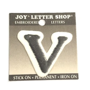 Aplique permanente Joy Letter Shop negro V 1,5"" hierro bordado en palo - Imagen 1 de 7