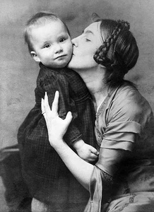Kruse Kaethe puppet artist doll maker with one of her children 1913 Photo - Bild 1 von 1