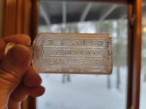 Botella de medicina Menominee Michigan en relieve 4 1/8" de alto R. J. Sawyer farmacéutico - Imagen 1 de 15